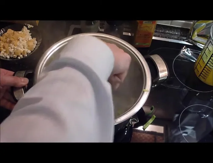 Brühe hinzufügen und köcheln lassen.