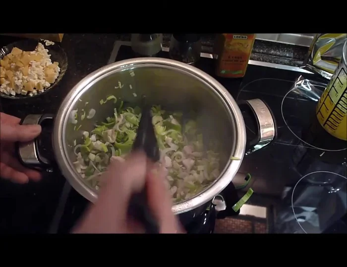 Schafkäse hinzufügen und schmelzen lassen.