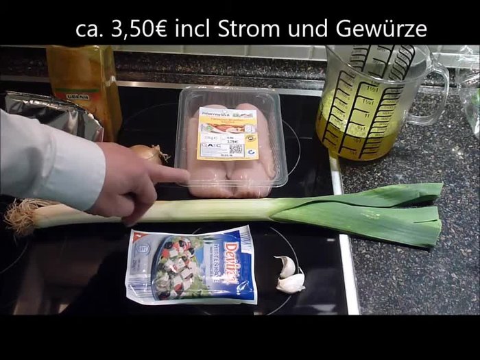 Hähnchenbrust in Olivenöl anbraten. (Tipp: Hähnchen nach dem Schneiden sofort heiß abwaschen)