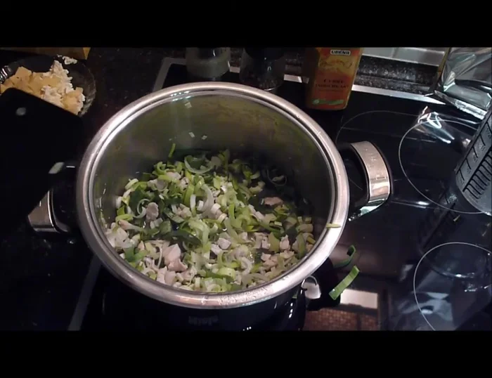 Currypulver, Salz und Pfeffer hinzufügen.