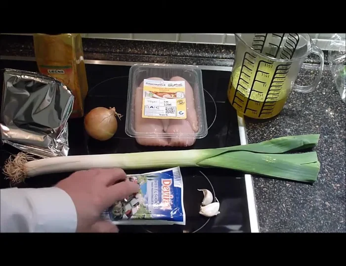 Lauch klein schneiden und hinzufügen. (Tipp: Zwiebel und Schafkäse vorher schneiden).