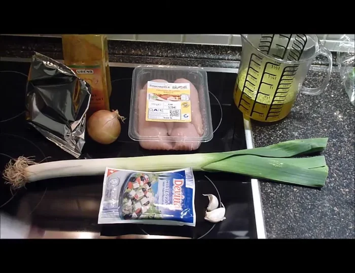 Kartoffelbrei unterrühren, um die Suppe anzudicken.