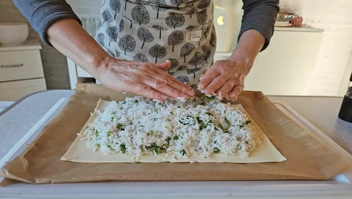 Reisfüllung leicht andrücken.