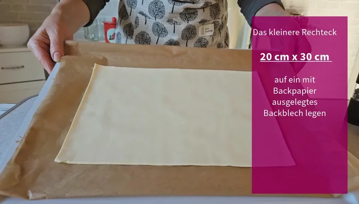 Backblech mit Backpapier auslegen. Kleineres Blätterteigrechteck (20x30cm) darauflegen.