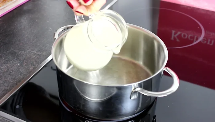 Für den Guss: Sahne, Zucker und Butter in einem Topf erhitzen, bis die Butter geschmolzen ist und die Sahne leicht kocht.