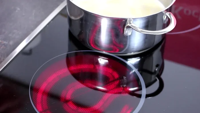 Den fertigen Kuchen mit dem Guss übergießen.