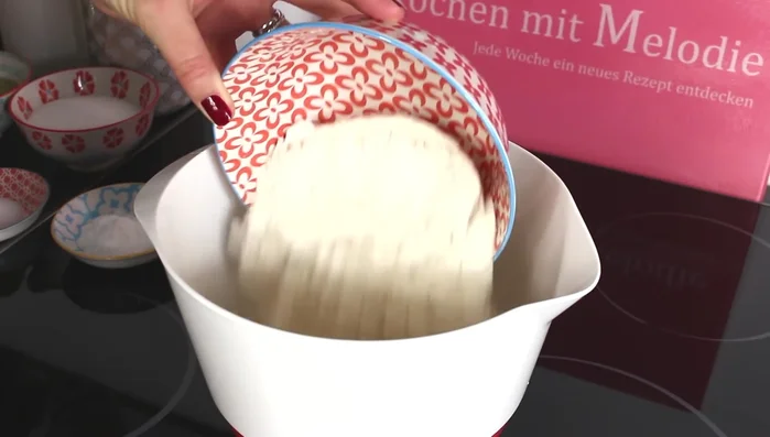 Mehl, Backpulver, Zucker und Vanillezucker in einer Schüssel vermischen.