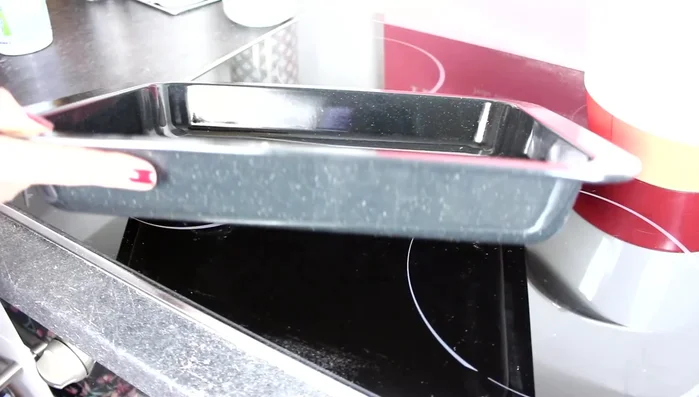 Backblech mit Backpapier auslegen.