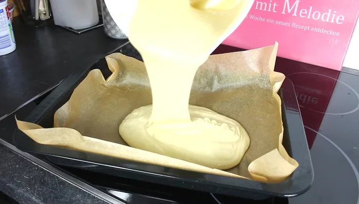 Teig auf das Backblech geben und gleichmäßig verteilen.