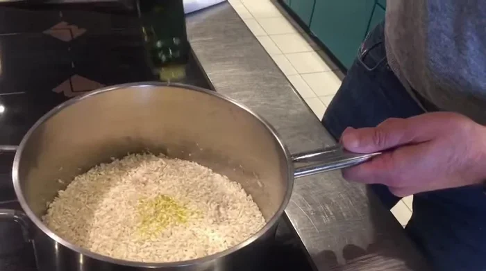 Olivenöl zugeben: Etwas hochwertiges Olivenöl extra vergine hinzufügen. (185.28)