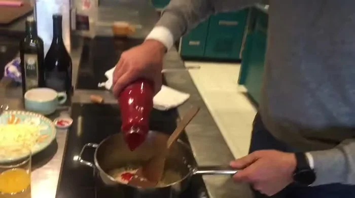 Tomaten hinzufügen: Die passierten Tomaten unterrühren. (254.879)