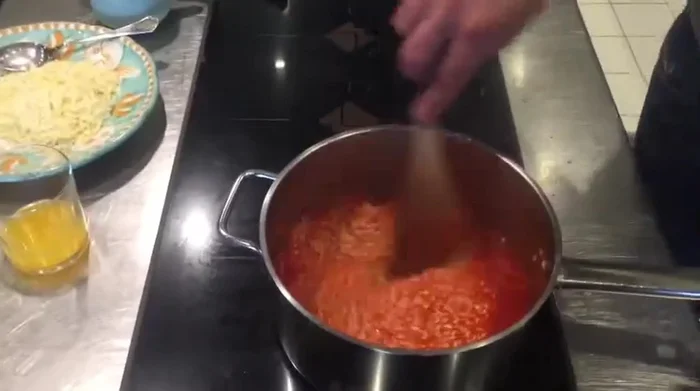 Wasser hinzufügen und köcheln lassen: Nach und nach Wasser hinzufügen und unter ständigem Rühren köcheln lassen, bis der Reis al dente ist (ca. 15-20 Minuten). (270.479)