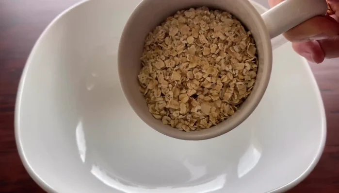 Alle trockenen Zutaten (Haferflocken, Sonnenblumenkerne, Leinsamen, Mandeln, Kürbiskerne, Haselnüsse, Chiasamen) in einer großen Schüssel gut vermischen.