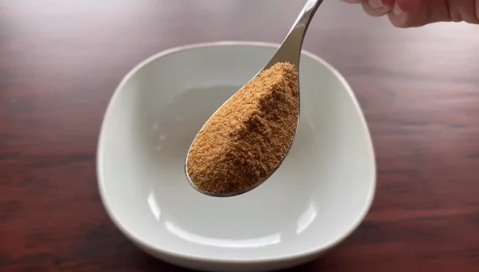 In einem separaten Gefäß Kokosblütenzucker, Salz und Kokosöl mit heißem Wasser verrühren, bis sich alles aufgelöst hat.