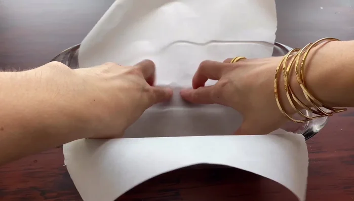 Die Kastenform mit Backpapier auslegen.