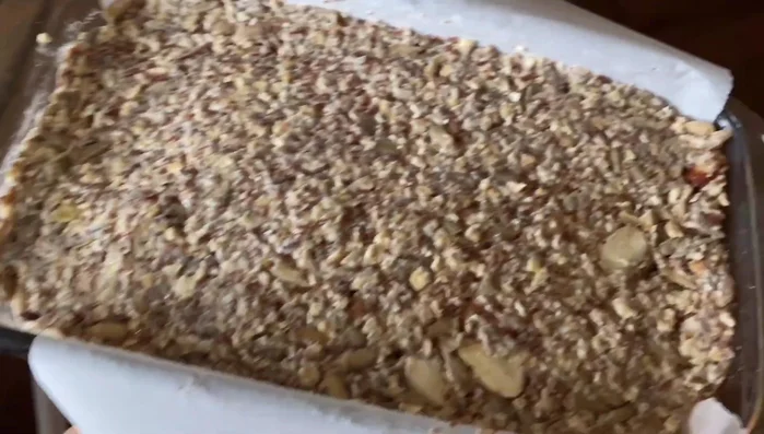 Im vorgeheizten Ofen bei 180 Grad für 60 Minuten backen.