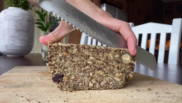 Das Brot nach dem Backen vollständig abkühlen lassen, bevor es angeschnitten wird.