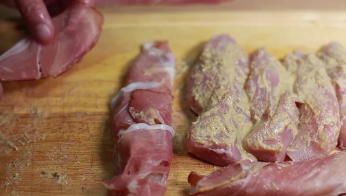 Optional: Schinken mit Zahnstochern fixieren (113.7).