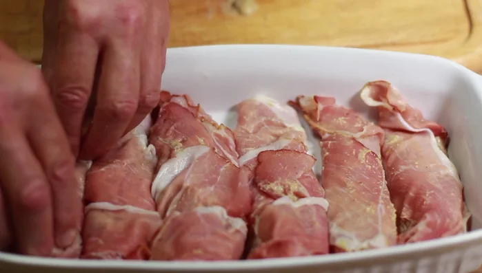 Filetstücke in eine Auflaufform legen und für 20-25 Minuten bei 180°C Umluft / 160°C Ober-/Unterhitze backen (119.04).