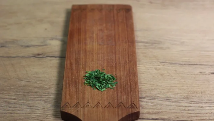 Kräuter (Estragon, Oregano) fein hacken (138.92).