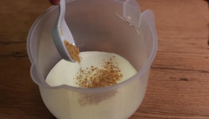 Sahne, Milch, Brühe, Frischkäse, Kräuter, Salz und Pfeffer verrühren (143.84).