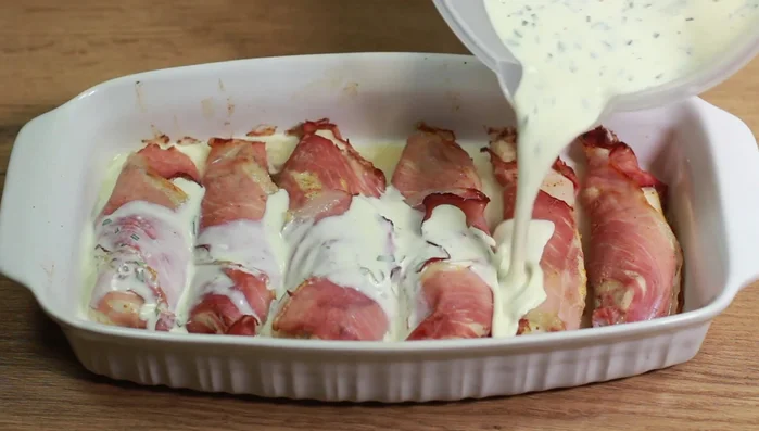 Gebackene Filetstücke aus dem Ofen nehmen und mit der Soße übergießen (177.32).