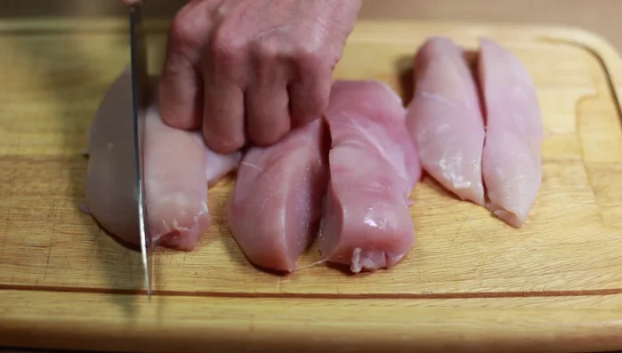 Hähnchenbrustfilets längs halbieren (60.149).