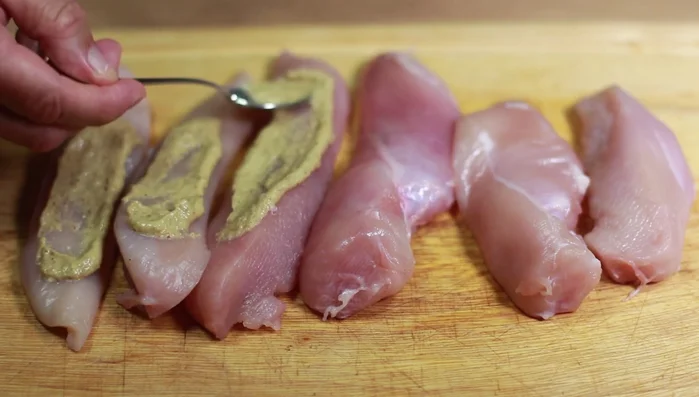 Reichlich Senf auf jedes Filetstück geben und verstreichen (64.649).