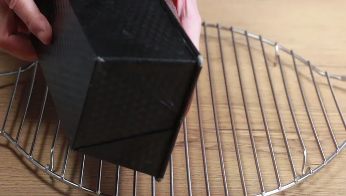 Kuchen aus dem Ofen nehmen und vollständig auf einem Kuchengitter abkühlen lassen.