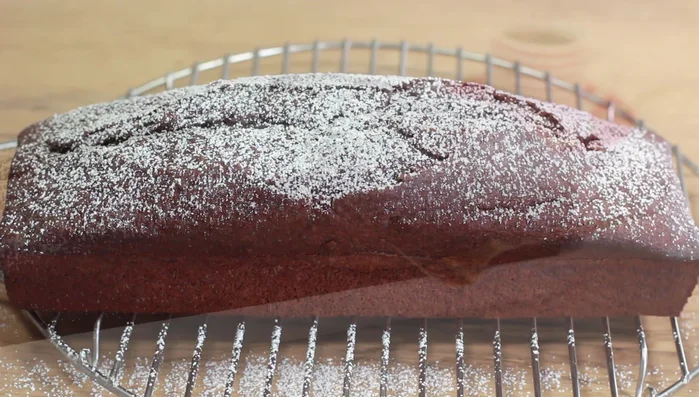 Nach Belieben mit Kuvertüre, Puderzucker etc. dekorieren.