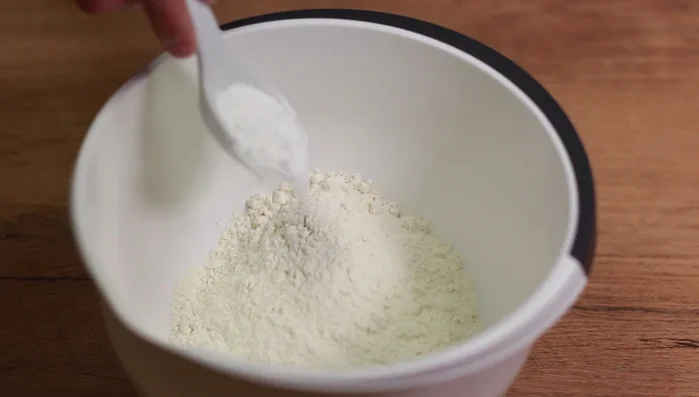 Trockene Zutaten (Mehl, Backpulver, Zucker, Kakao) in einer großen Schüssel vermischen.