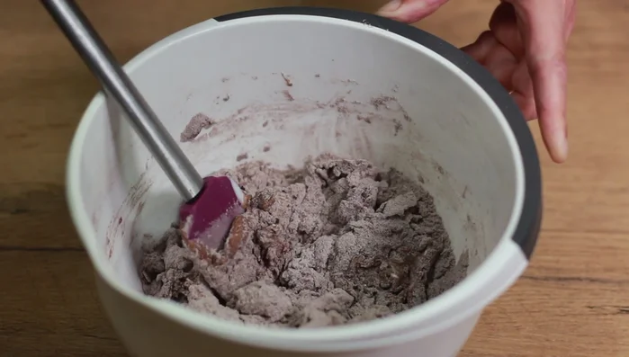 Eier einzeln unterrühren.