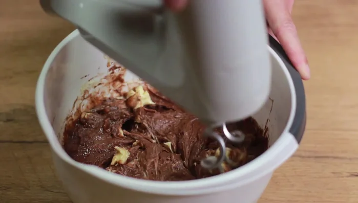 Alles mit Knethaken zu einem glatten Teig verarbeiten.