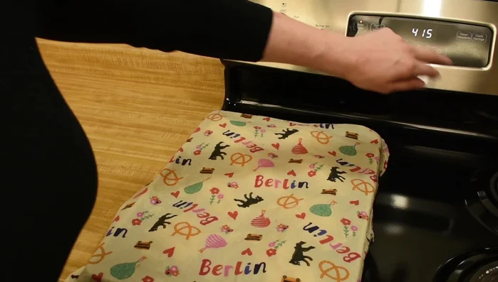 Ofen auf 230°C vorheizen. Ein Topf mit Wasser in den Ofen stellen. (1001.54)