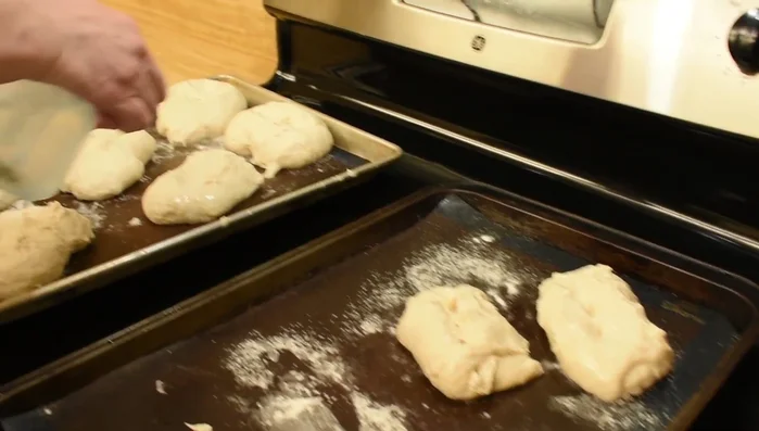 Schrippen mit Wasser besprühen. (1047.86)