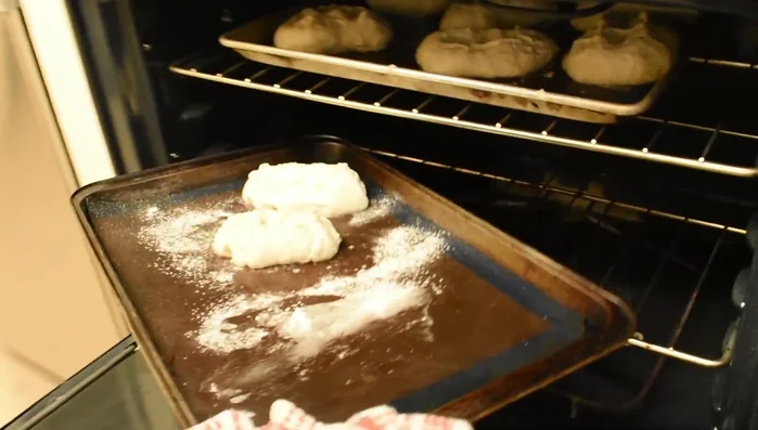 Schrippen 15 Minuten backen, dann wenden und weitere 15 Minuten backen. (1070.03)