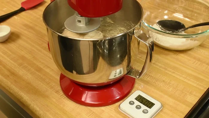 Teig weitere 5 Minuten auf niedrigster Stufe kneten. (305.24)