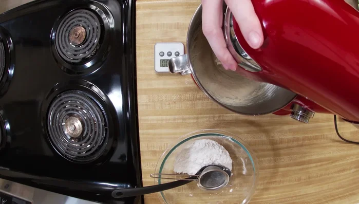 Teig erneut 5 Minuten ruhen lassen. (338.47)