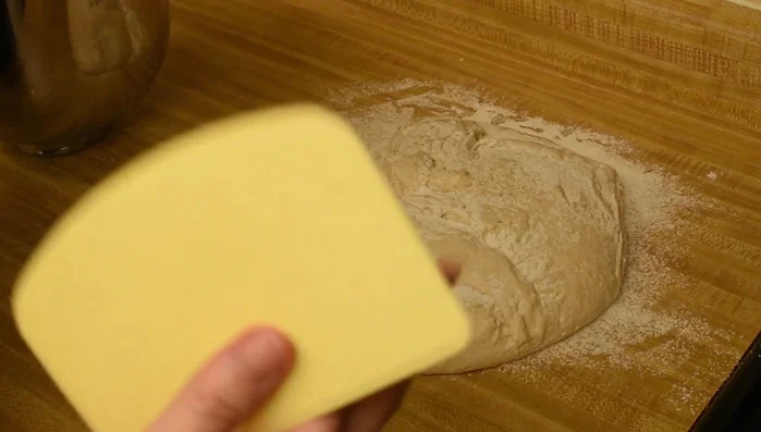 Teig mit Mehl bestäuben und für 35 Minuten gehen lassen. (562.06)