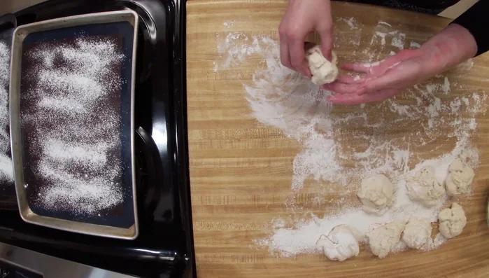 Teigkugeln zu Schrippen formen. (825.54)