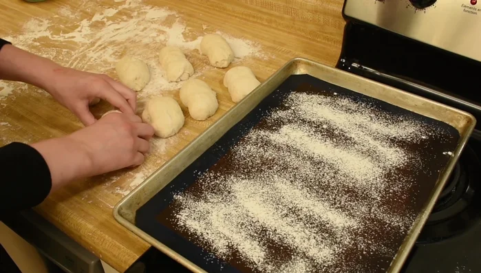 Schrippen auf ein bemehltes Backblech legen, mit etwas Abstand zueinander. (895.58)