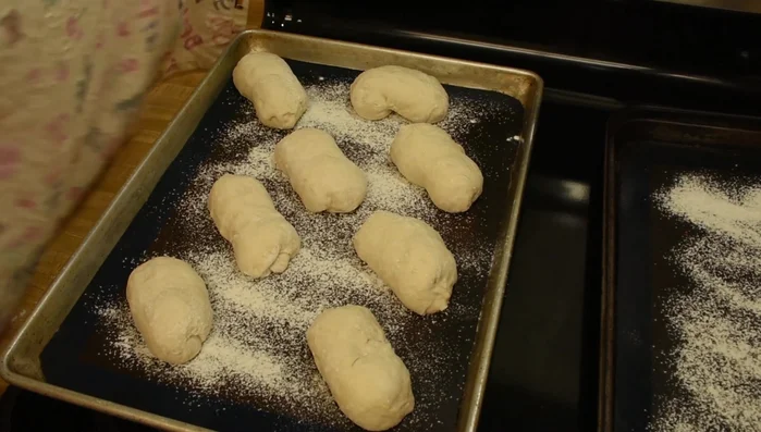 Schrippen mit Mehl bestäuben und für 15 Minuten gehen lassen. (920.69)