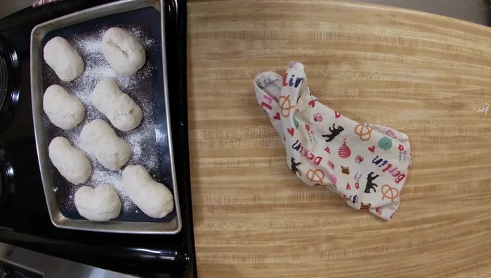 Schrippen mit einem Längsschlitz versehen. (966.89)