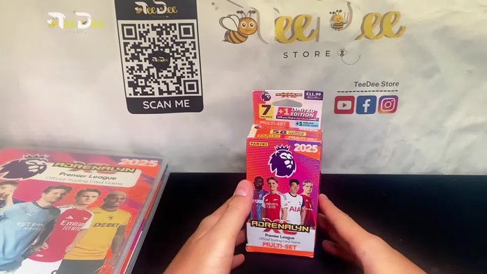 Die Bananenscheiben in die Pfanne geben und bei mittlerer Hitze braten, bis sie leicht gebräunt sind. (Schritt wie aus dem Video-Transkript abgeleitet)