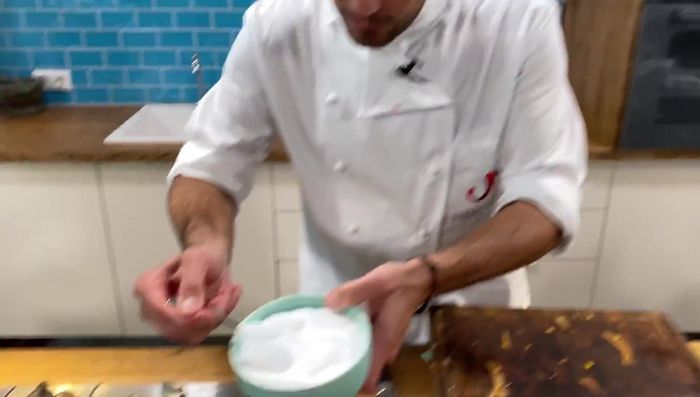 Salz und Zucker hinzufügen und ca. 1 Minute mitbraten.
