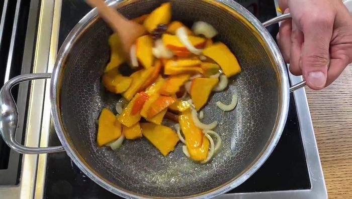 Mit Weiß- und Rotwein ablöschen und aufkochen lassen. Etwas köcheln lassen, bis der Kürbis glasiert ist.