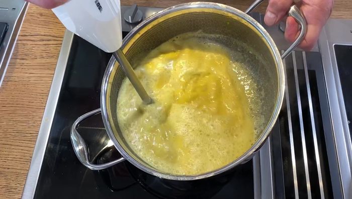 Mit einem Pürierstab pürieren.