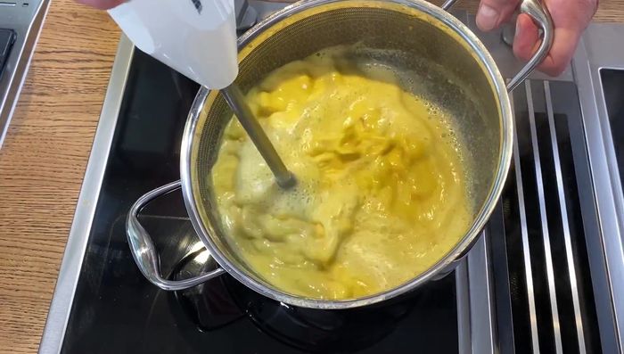 Rumpsteak in kleine Würfel schneiden und kurz anbraten. Currypulver hinzufügen.