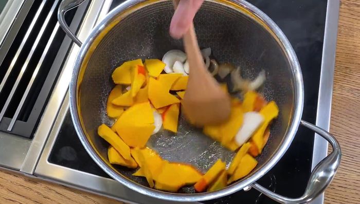 Zwiebeln und Kürbis in Butter andünsten. Butter leicht bräunen lassen für nussiges Aroma. Sternanis, Zimt und Chili (nach Geschmack) hinzufügen.