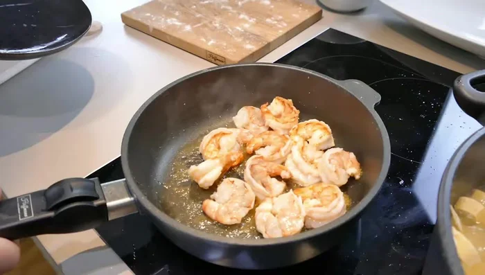 Garnelen aus der Pfanne nehmen und beiseite stellen (137.629).